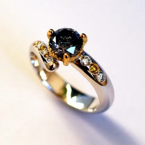Bague Stéphanie en or blanc et jaune sertie d'un diamant gris et de diamants jaunes et blancs